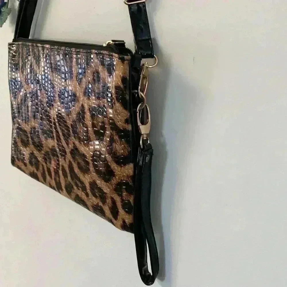 Animal Leopard Print Bag or Wristlet Faux & Shoulder Bag‎ with Gold Hardware - Picture 3 of 8